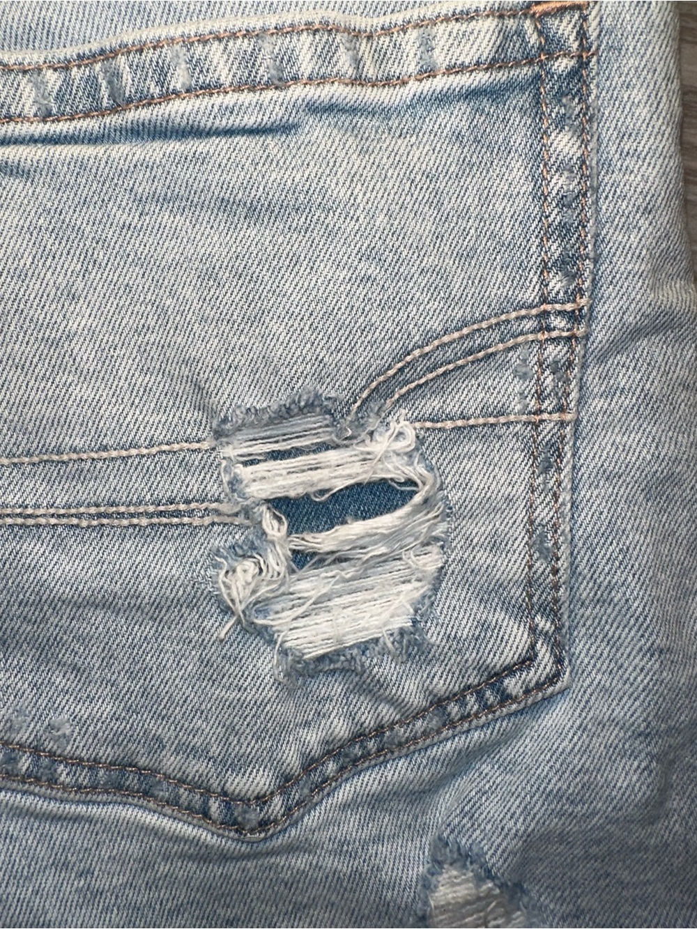 American Eagle Outfitters
Light Blue Distressed Denim Shorts - Size 2 - Picture 8 of 12